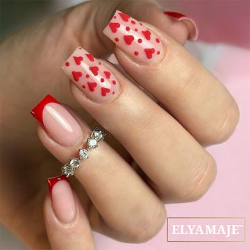 Ongles en gel coeurs rouges