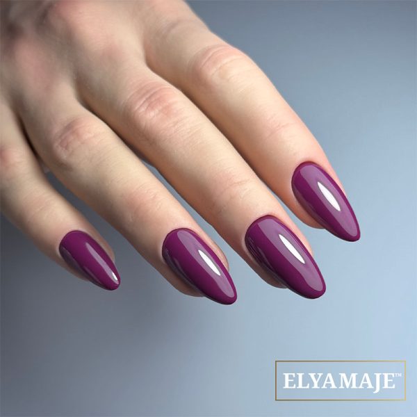 Main portant le vernis semi-permanent Elyamaje n°109 – Purple Flowers