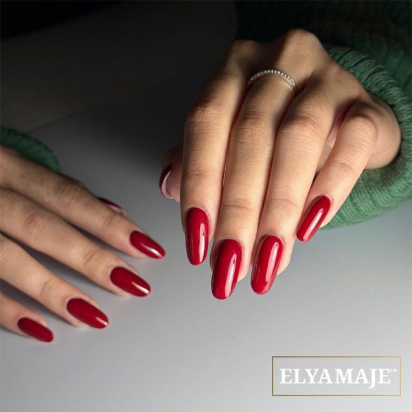 Manucure avec vernis semi-permanent 70