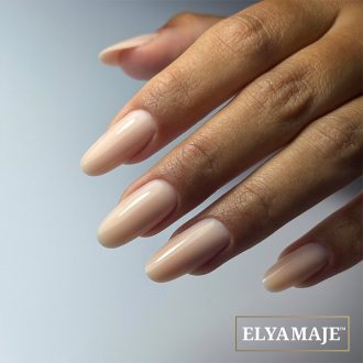 Inspiration d'une pose ongulaire réalisée avec un gel nude et une construction faite au chablon