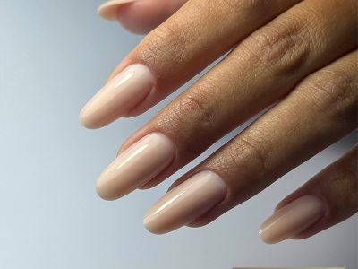 Inspiration pose ongles nude Elyamaje