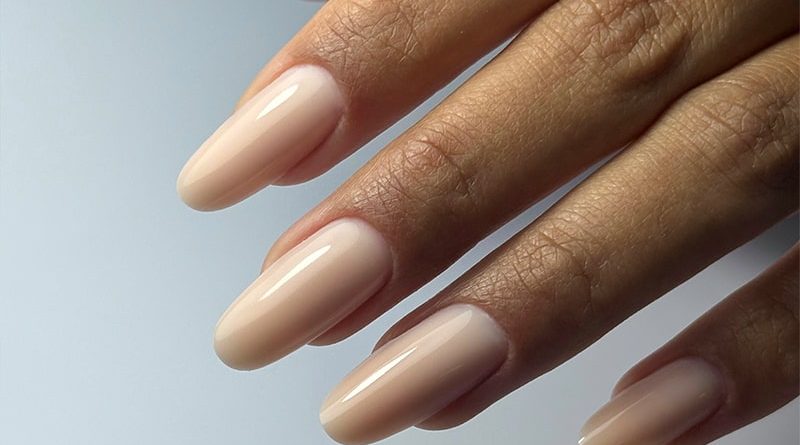 Inspiration pose ongles nude Elyamaje