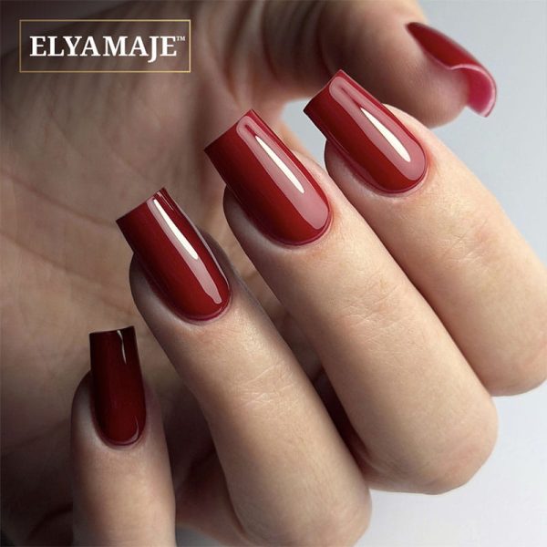 Manucure avec vernis semi-permanent 195
