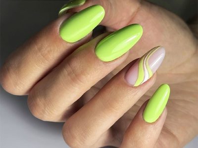 Pose ongles vert fluo avec nail art graphique en relief, lignes blanches et vertes sur base nude avec poudre acrylique.