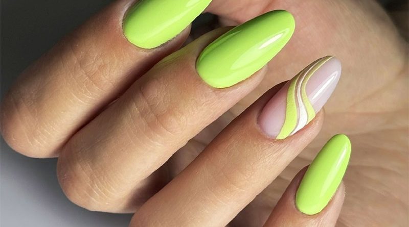 Pose ongles vert fluo avec nail art graphique en relief, lignes blanches et vertes sur base nude avec poudre acrylique.