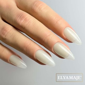 Manucure avec le Top Shine Milky White - Top Flouteur -Elyamaje