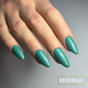 Main portant le vernis semi-permanent Elyamaje n°156 – Matcha