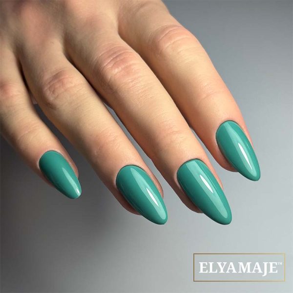 Main portant le vernis semi-permanent Elyamaje n°156 – Matcha