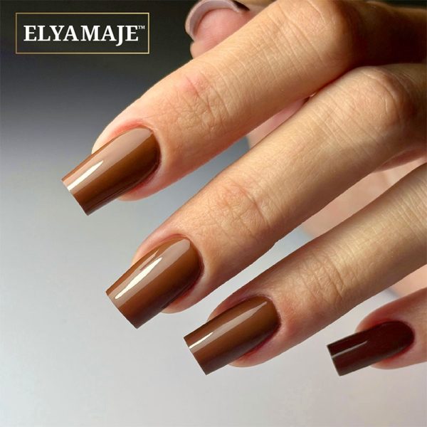 Manucure marron chocolat moka sur des ongles carrés