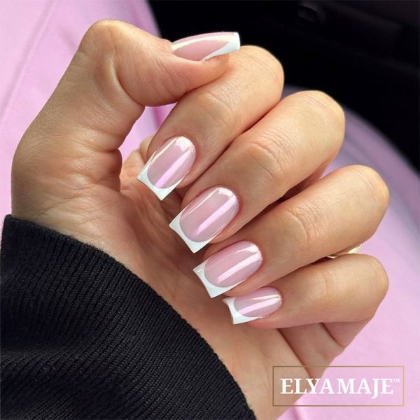 French manucure carrée avec base rose nacrée et bord blanc graphique.