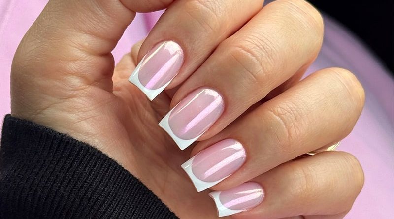 French manucure carrée avec base rose nacrée et bord blanc graphique.
