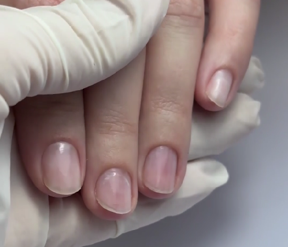 Étape de dépose d’ongles réalisée avec les produits Elyamaje