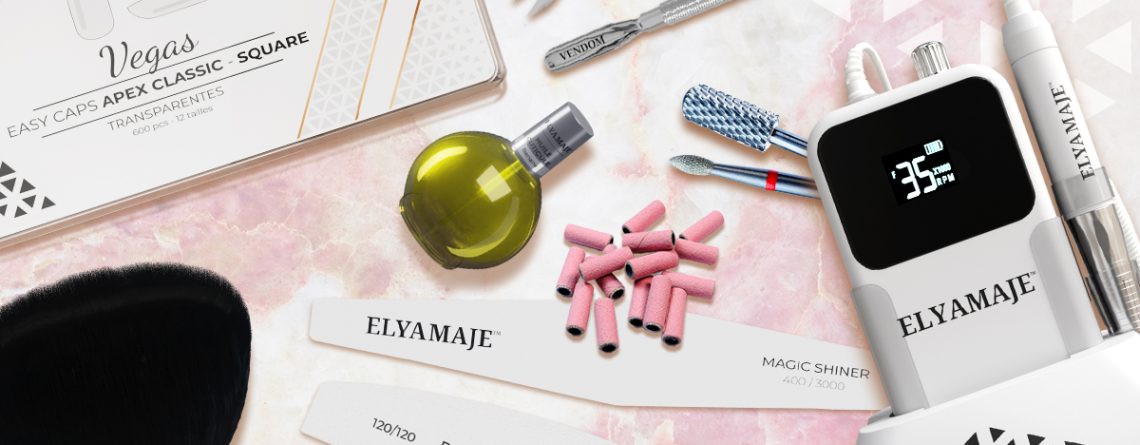 Étape de dépose d’ongles réalisée avec les produits Elyamaje