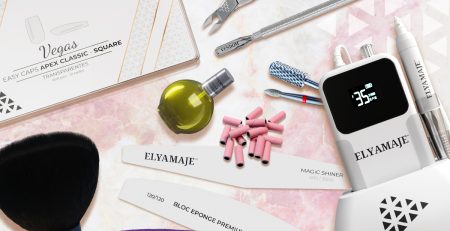 Étape de dépose d’ongles réalisée avec les produits Elyamaje