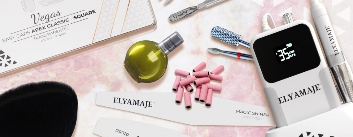 Étape de dépose d’ongles réalisée avec les produits Elyamaje