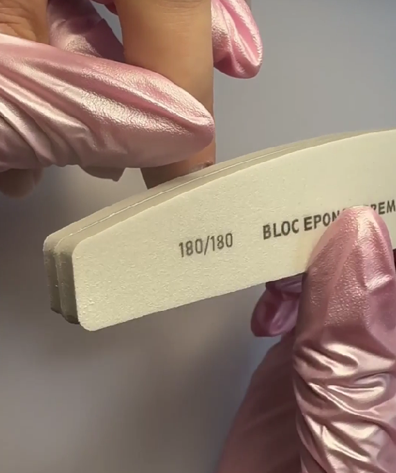 Étape de dépose d’ongles réalisée avec les produits Elyamaje