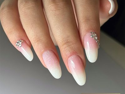 Pose babyboomer avec effet sucre pailleté et détails diamantés argentés