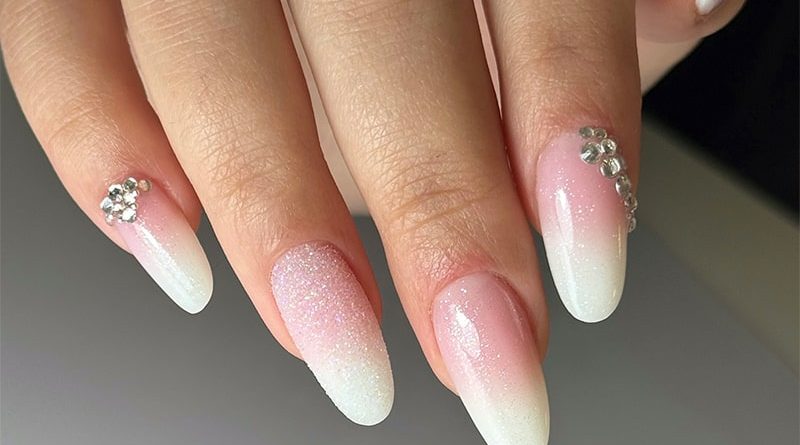 Pose babyboomer avec effet sucre pailleté et détails diamantés argentés
