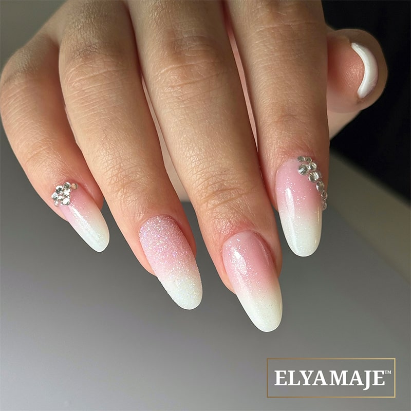 Pose babyboomer avec effet sucre pailleté et détails diamantés argentés