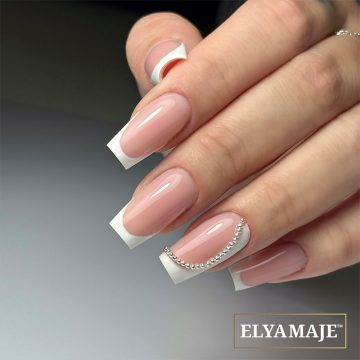 French manucure revisitée avec perles argentées, ongles longs carrés nude et blancs
