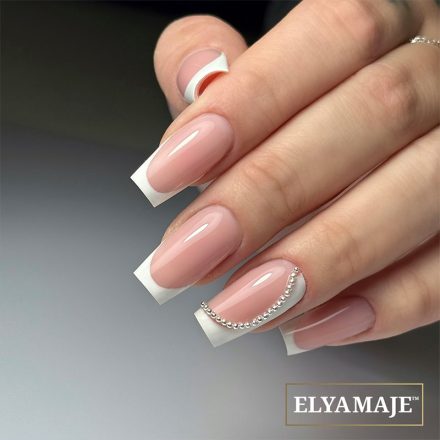 French manucure revisitée avec perles argentées, ongles longs carrés nude et blancs
