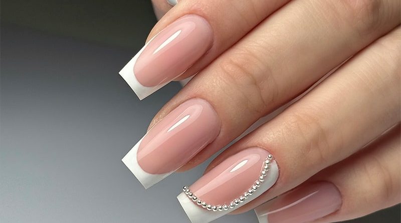 French manucure revisitée avec perles argentées, ongles longs carrés nude et blancs