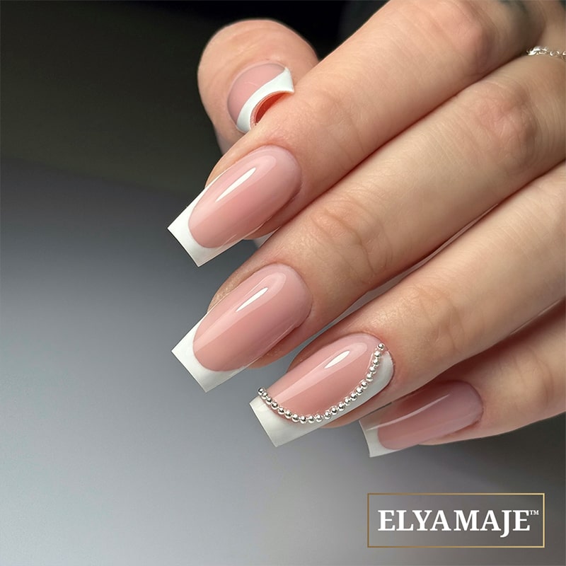 French manucure revisitée avec perles argentées, ongles longs carrés nude et blancs