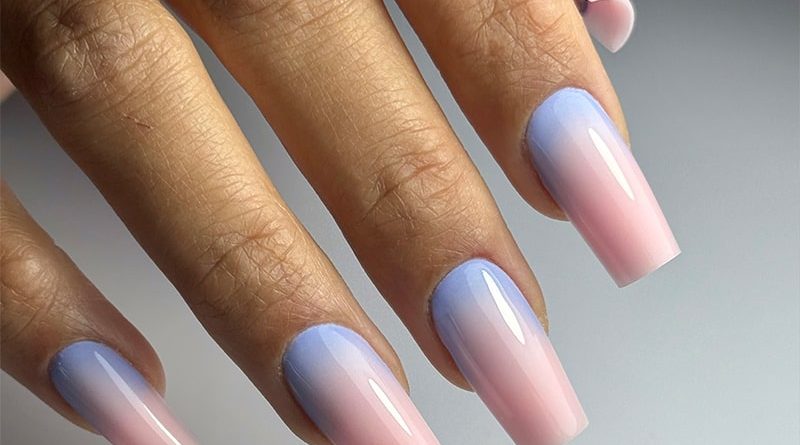 Pose ombrée pastel bleu et rose avec dégradé doux.