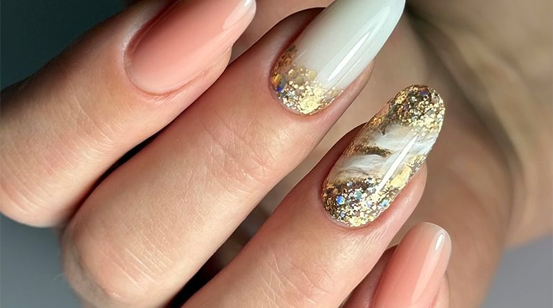 Pose ongulaire mariage avec dégradé nude, paillettes dorées et effet marbré sur ongles longs en amande.