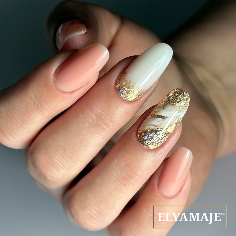 Pose ongulaire mariage avec dégradé nude, paillettes dorées et effet marbré sur ongles longs en amande.