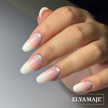 Babyboomer blanc laiteux avec paillettes crystal argentées à la base de l’ongle.