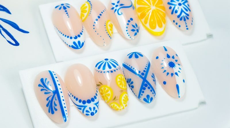 Pose ongulaire avec motifs citrons jaunes et azulejos bleus sur fond nude, inspiration estivale vitaminée.