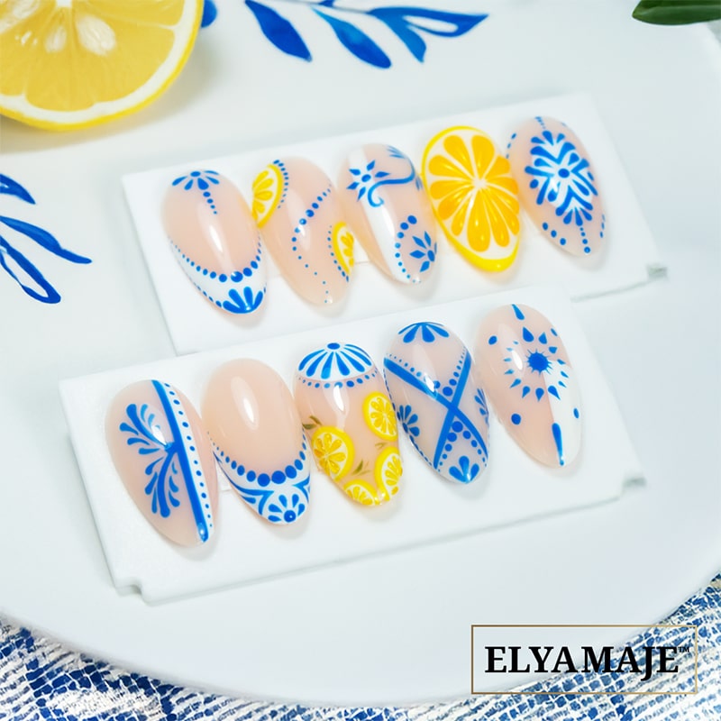 Pose ongulaire avec motifs citrons jaunes et azulejos bleus sur fond nude, inspiration estivale vitaminée.