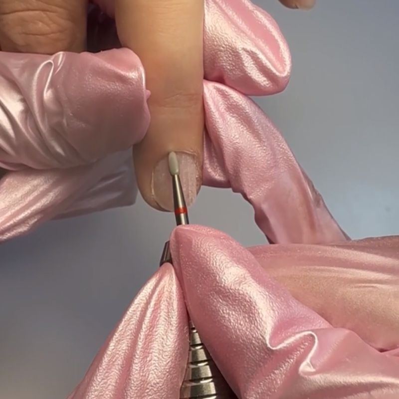 Préparation des ongles professionnelle avec repousse des cuticules pour une manucure parfaite