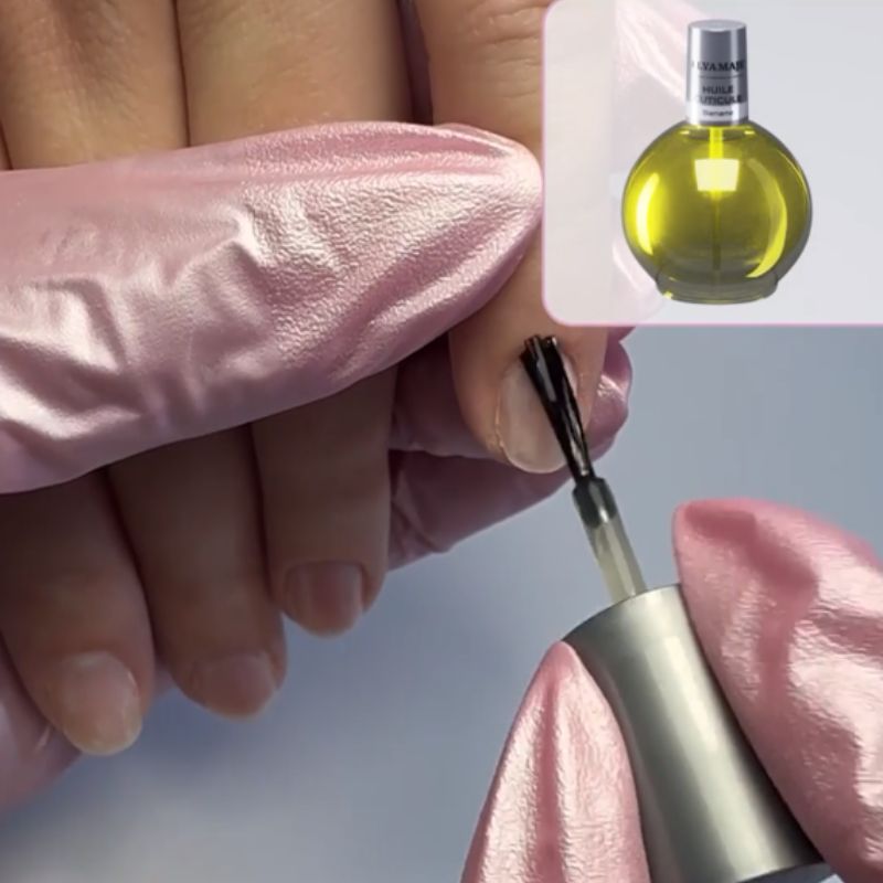 Application de soin nourrissant pour les ongles lors d’une manucure japonaise