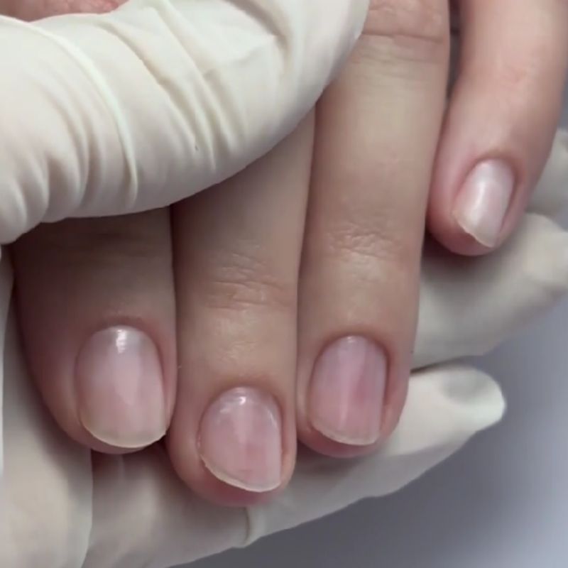 Mains absorbant les soins nourrissants et réparateurs d’une manucure japonaise