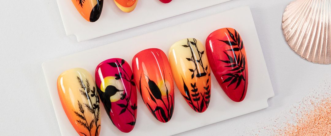 Planche d’inspirations nail art été aux couleurs chaudes avec palmiers, coucher de soleil et motifs tropicaux.