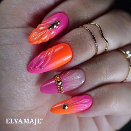 Nail art fluo rose et orange avec effet texturé et strass dorés, pose glamour et estivale signée Elyamaje.