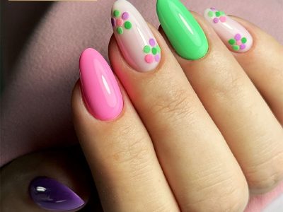 Pose ongles avec nail art floral coloré, fleurs, teintes flashy.