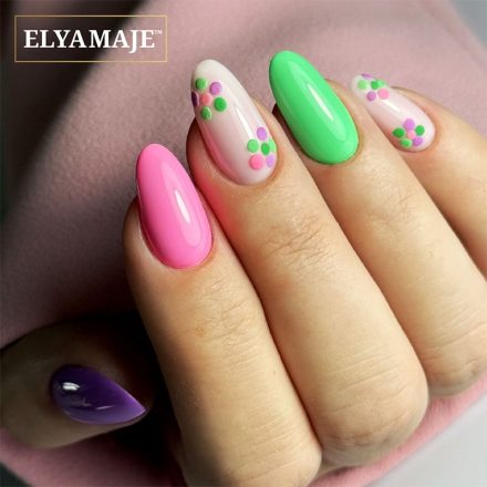 Pose ongles avec nail art floral coloré, fleurs, teintes flashy.