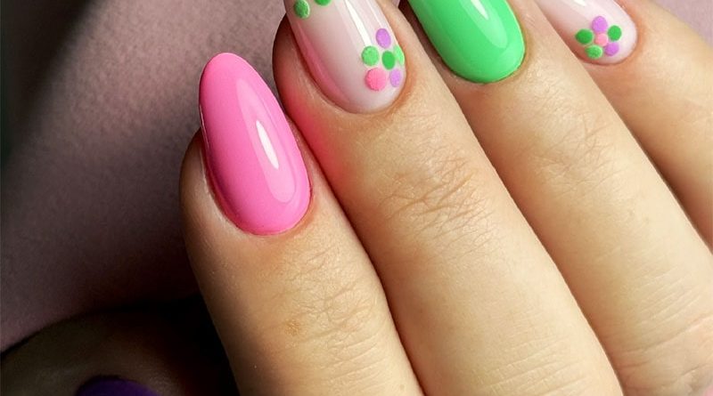 Pose ongles avec nail art floral coloré, fleurs, teintes flashy.