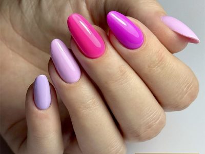 Pose ongles rose et violet, finition brillante, camaïeu pastel et fluo, manucure tendance été.