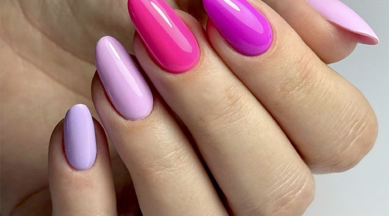 Pose ongles rose et violet, finition brillante, camaïeu pastel et fluo, manucure tendance été.