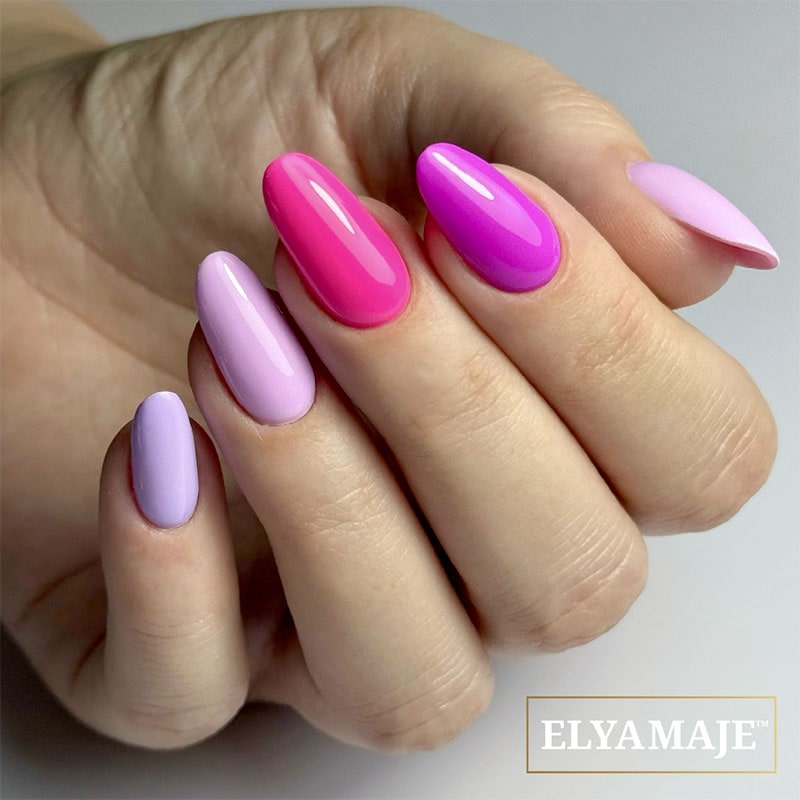 Pose ongles rose et violet, finition brillante, camaïeu pastel et fluo, manucure tendance été.