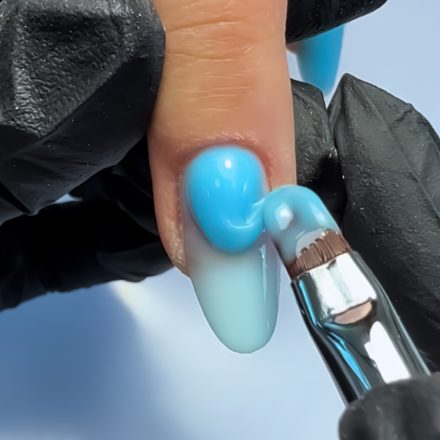 Application d'un Color Creamy Gel avec un pinceau.