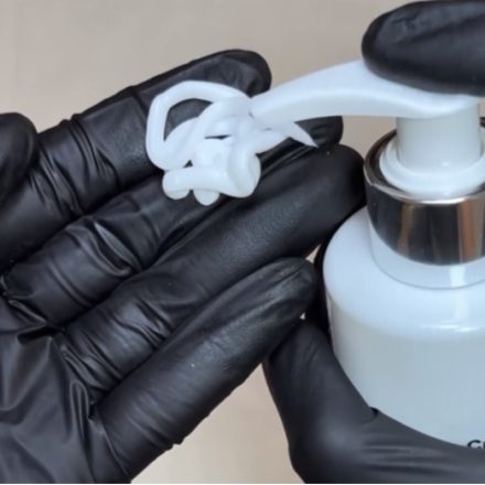 Application de crème hydratante pour nourrir les mains et compléter la manucure japonaise