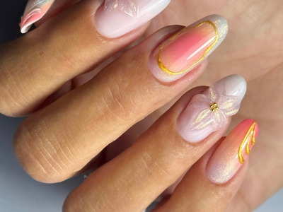 Pose d'ongles nude pastel avec détails dorés et motifs floraux - nail art professionnel pour prothésistes ongulaires