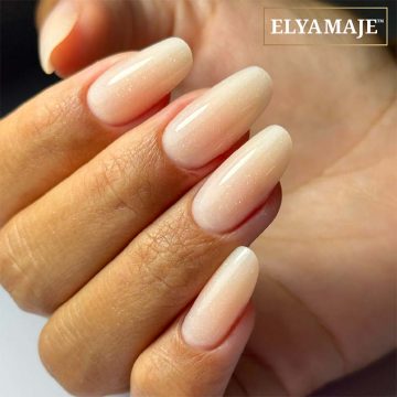Ongles nude pailleté au fini naturel et raffiné