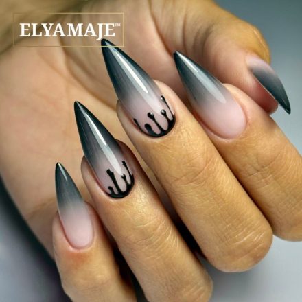Manucure Halloween avec base baby color noir et décor de gouttes de sang rouges en nail art.