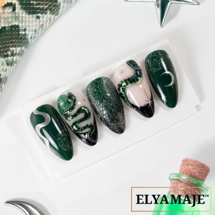 Photo d’une manucure sur tips avec motif serpent